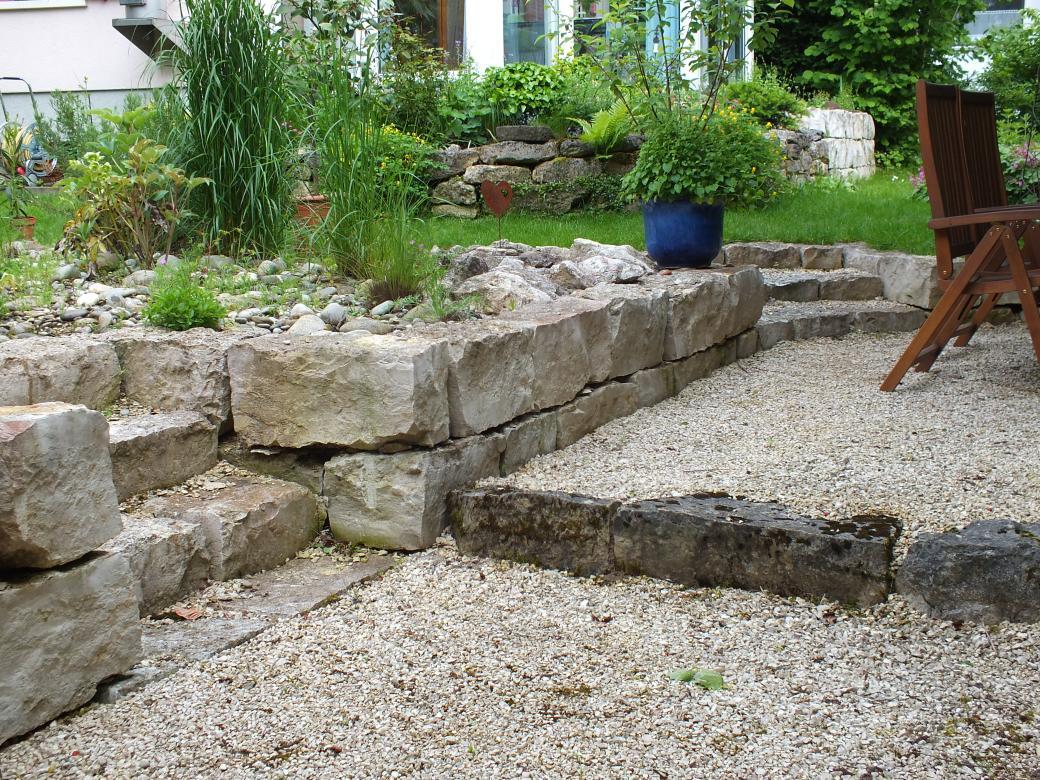 Naturstein im Garten (8).jpg